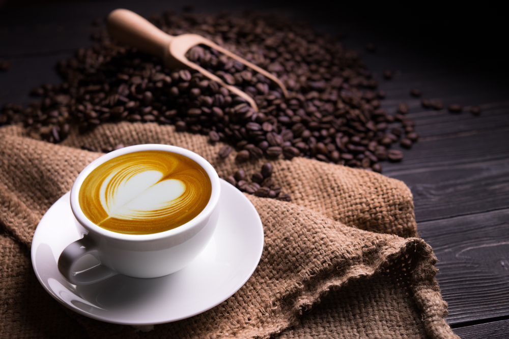 Consommer du café fraîchement moulu avec une machine à café à grains